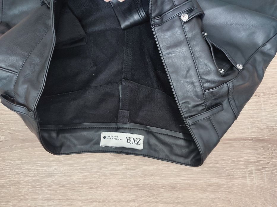 Spodnie z imitacji skóry Zara