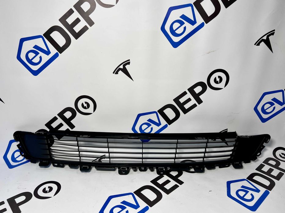 Решітка переднього бампера Tesla Model S Plaid 2022