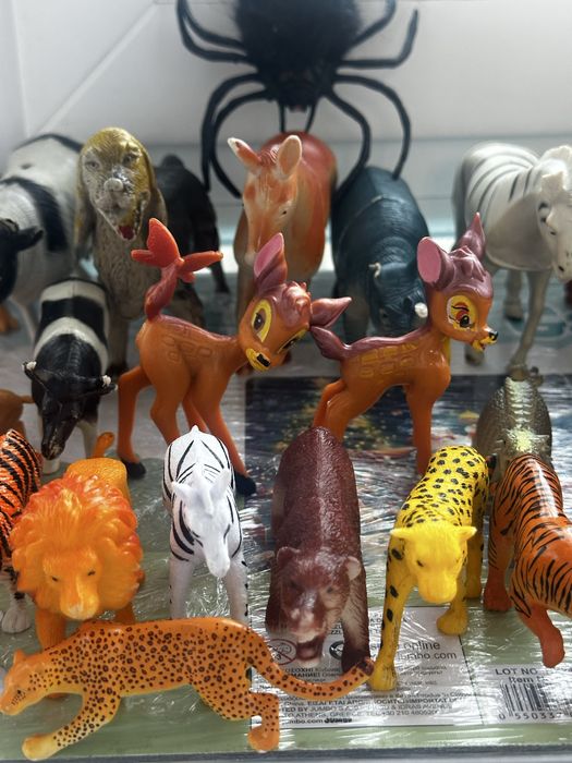 Фігурки тварин, птахів, динозаврів