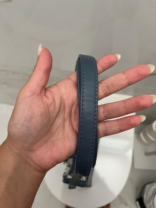 Mala azul com padrão floral como nova , da para usar na mão ou a tira-colo