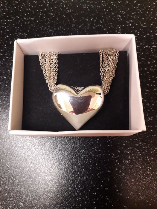 Колье в форме сердца.