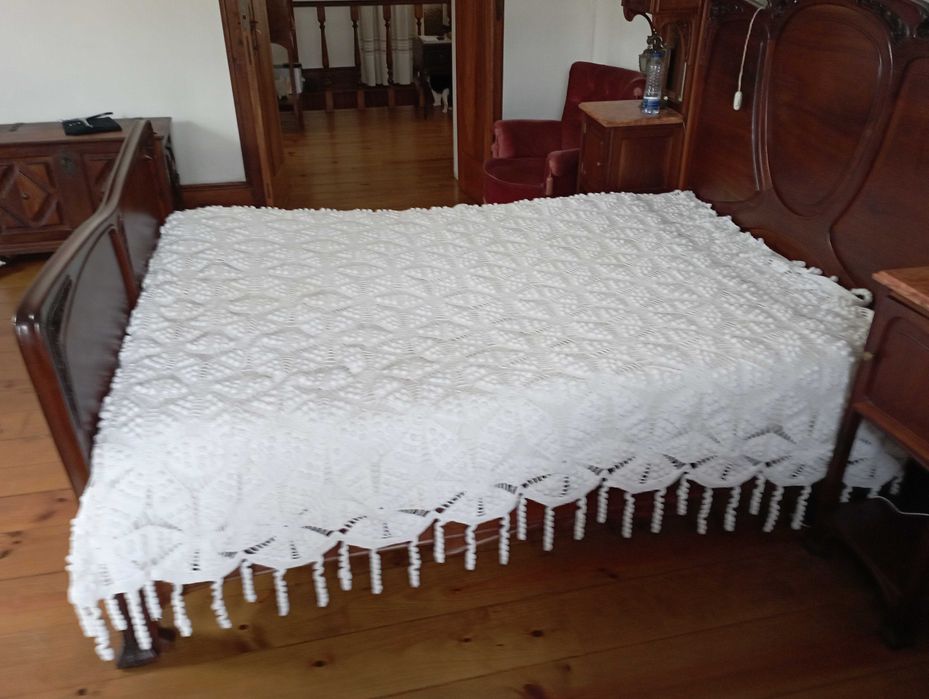 Colcha em crochet feita com algodão branco