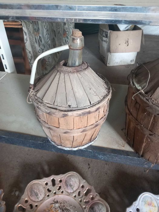 "Dame Jeanne" (ou demijohn em inglês), são chamados de garrafões encestados, preço cada