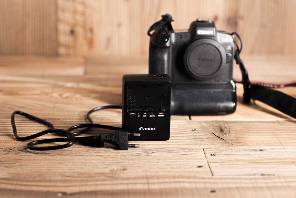 Aparat Canon Eos R bez gripa.