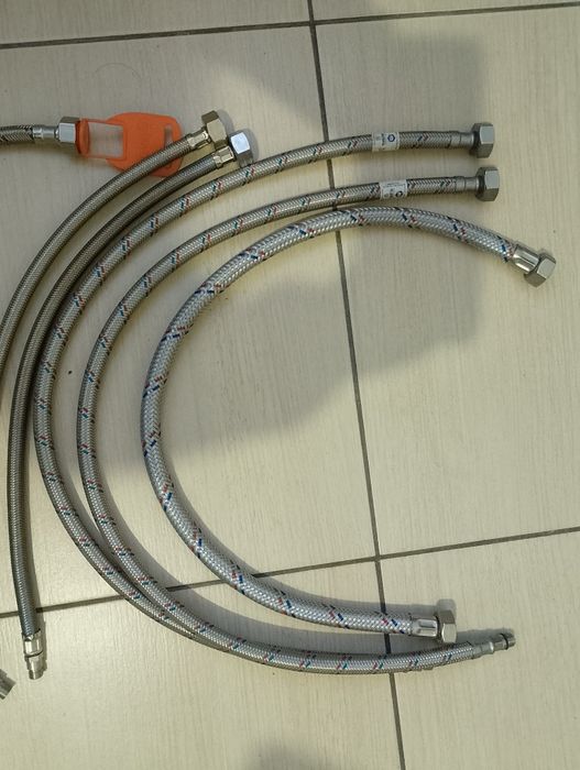 Шланг сантехнический гибкий одним лотом.