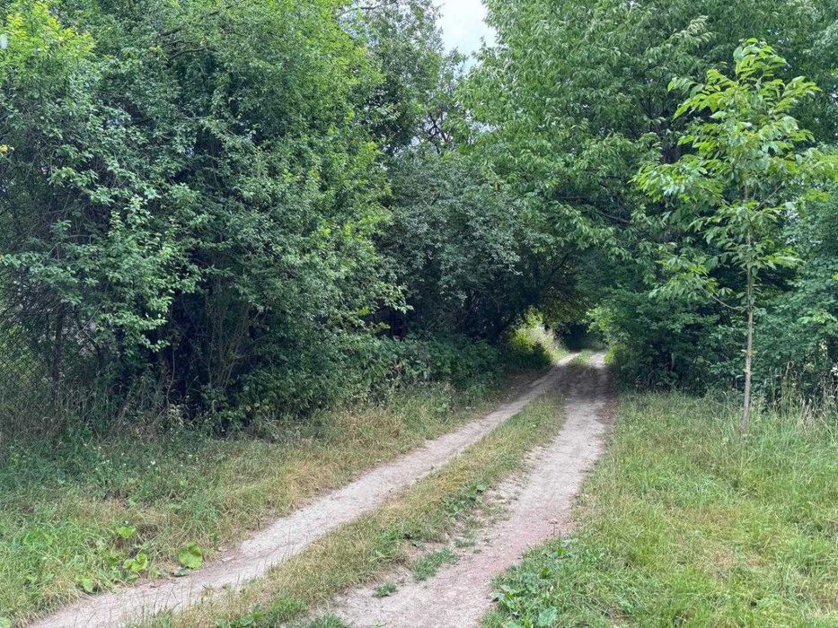 велика ділянка під будівництво Вашого будинку в с.Ставчани - 9 км до Львова. Комунікації поруч всі - газ, вода центральна, колодязь та світло є .