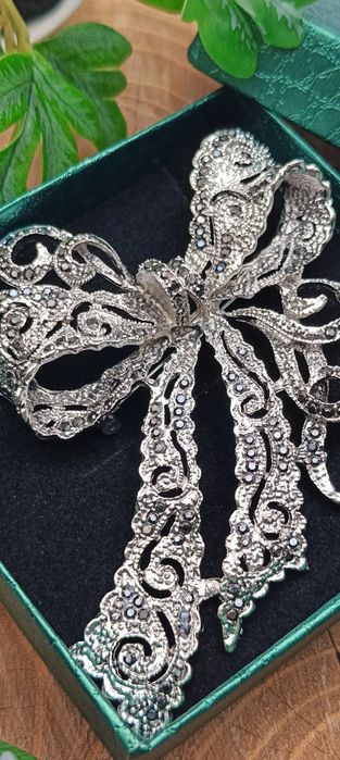 Nowa bardzo duża ekskluzywna broszka wisiorek ażurowa kokarda + gratis