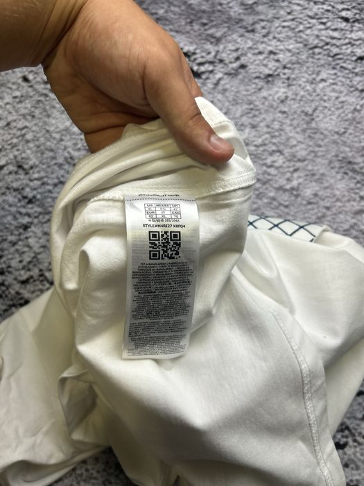 Білосніжна футболка Guess,вишитий логотип