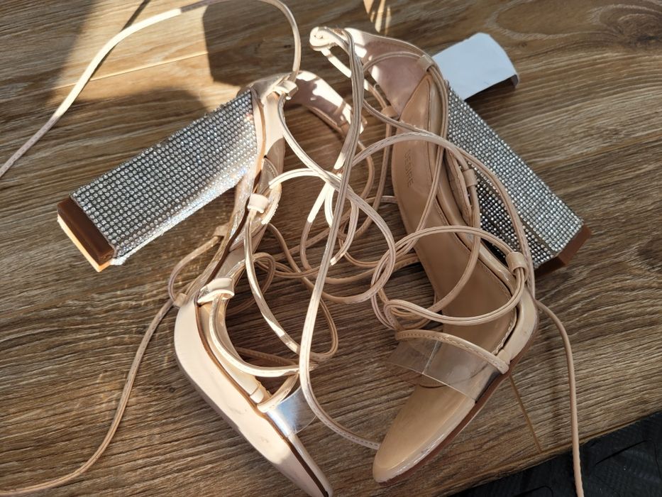 Nowe pantofle na wysokim obcasie r. 38