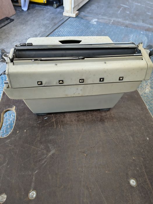 Máquina escrever facit
