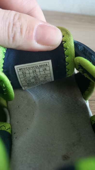 Босоніжки з закритим носком від Levis для хлопчика 33, 20см
