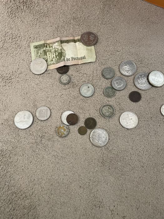 Escudos moedas e nota