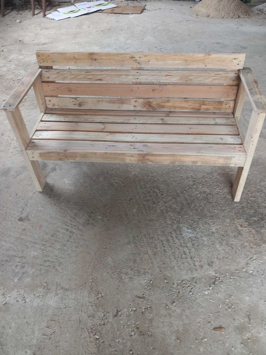 Banco rústico de jardim feito em paletes