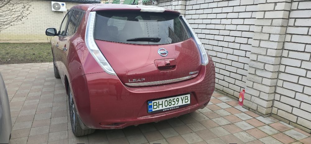 Оренда nissan leaf