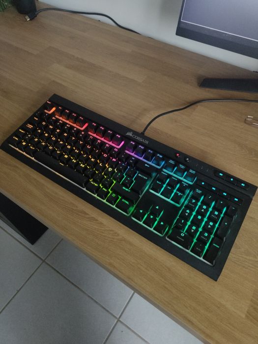 Teclado Mecânico Corsair K68 RGB Português