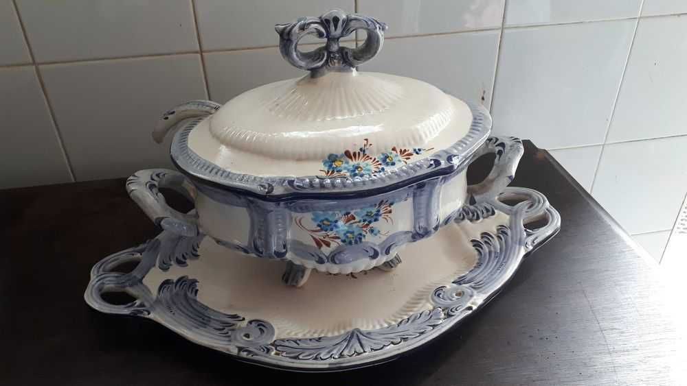 Terrina com prato antiga para decoração