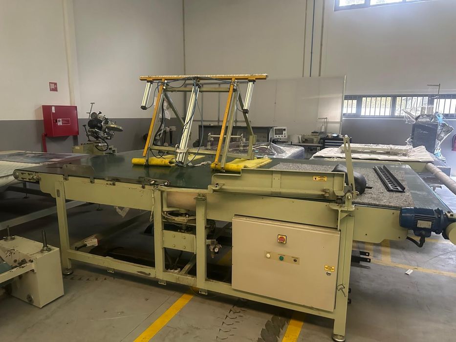 Maquina de fechar colchões