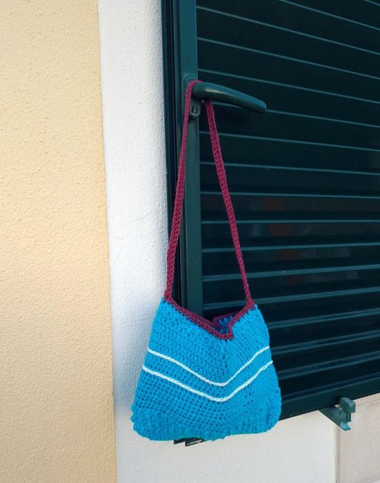 Mala em crochet azul