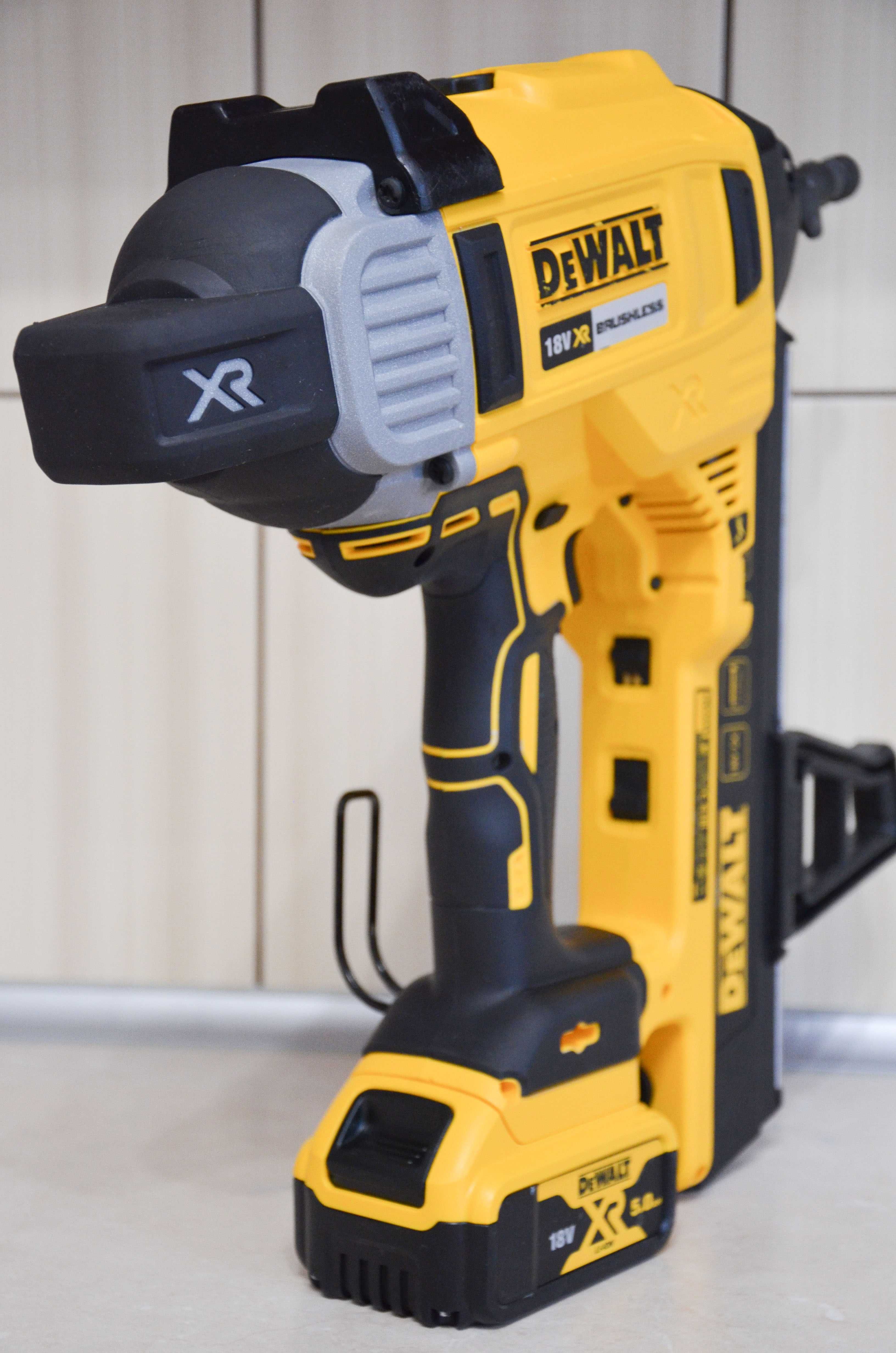 Пистолет гвоздезабивной аккумуляторный бесщёточный DeWALT DCN890P2: 35 ...