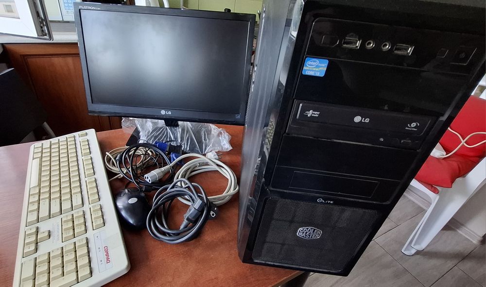 Komputer stacjonarny z monitorem LG 20 cali