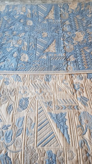 Colcha casal, reversível em tom branco e azul