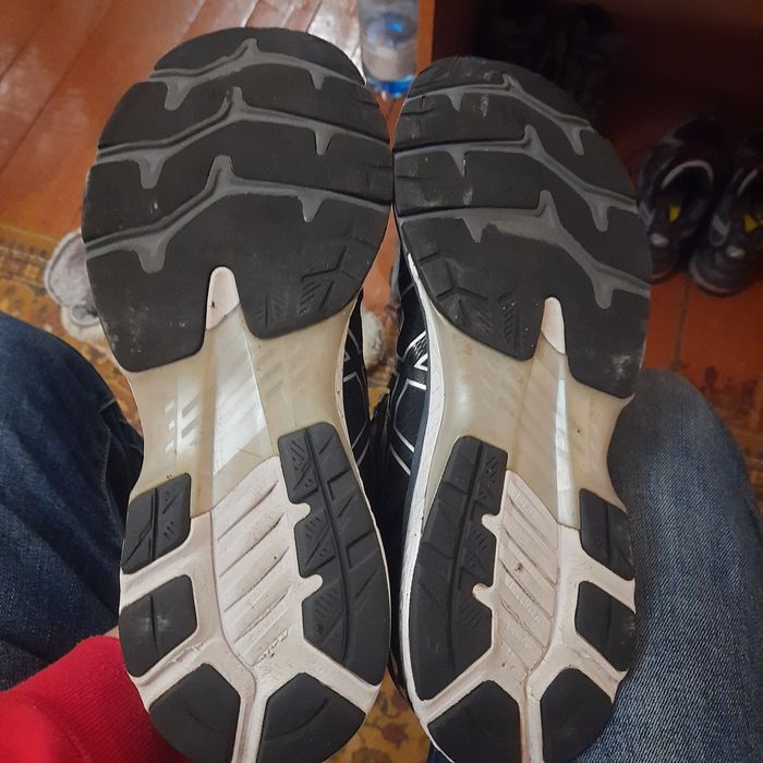 Продам кросівки асікс