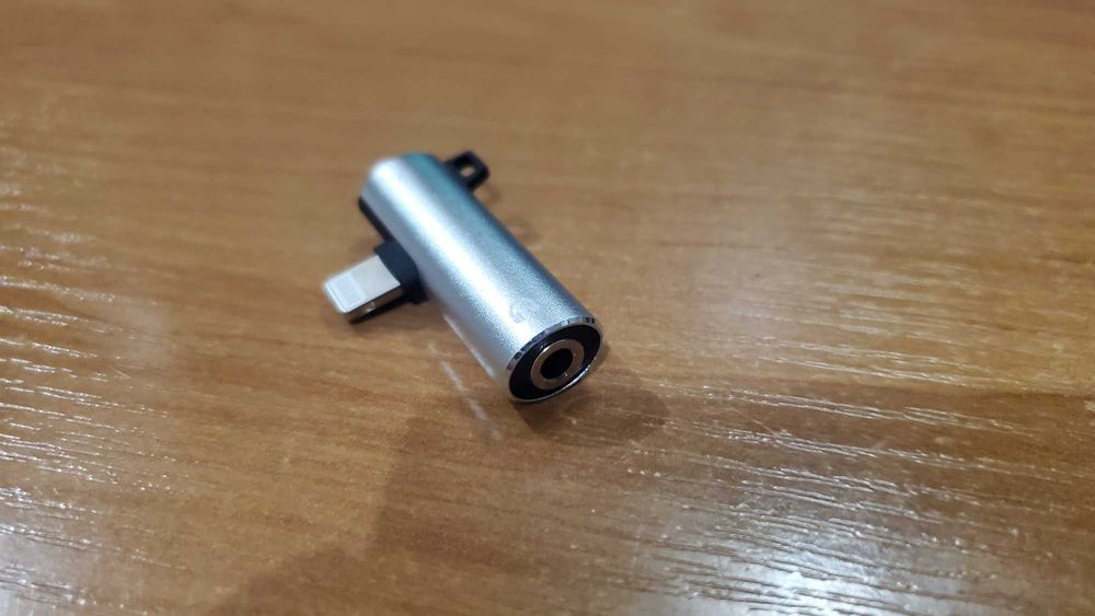 Переходник, адаптер для подключения наушников и зарядки для iPhone