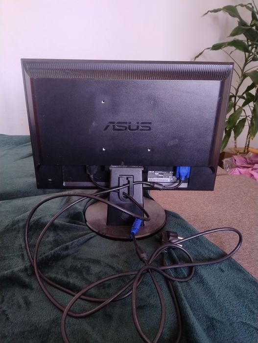 Monitor ASUS z kablami
