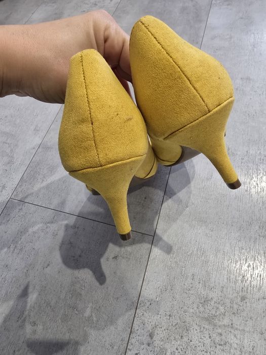 Nowe zółte 40 buty damskie czółenka pólbuty obcas