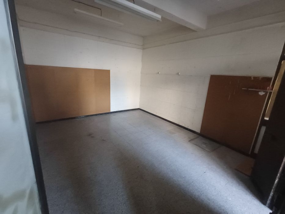 Loja/garagem/arrumos