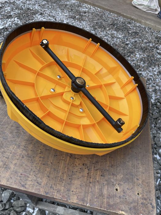 Щітка для керхера девольт для миття бруківки і килимів