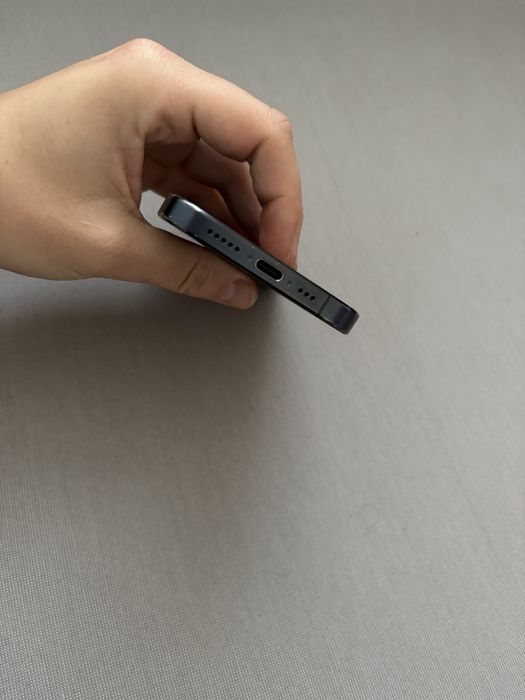 iPhone 15 Pro niebieski