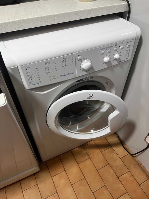 Máquina de Lavar Roupa INDESIT 8kg