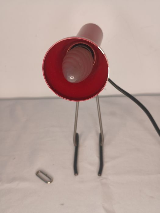 Lampa biurkowa PRL – AKA Typ 3140, czerwona, metalowa, Narva