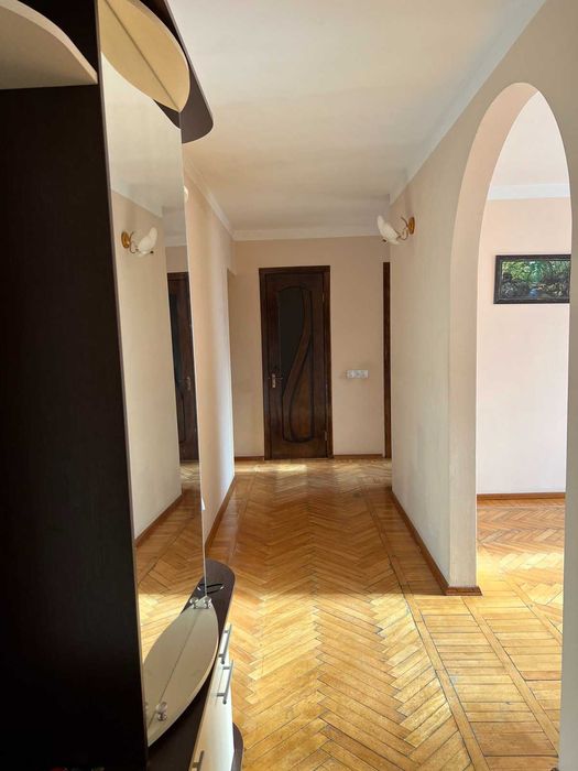 Продаю 3 комнатную крупногабаритную квартиру на Площади Победы