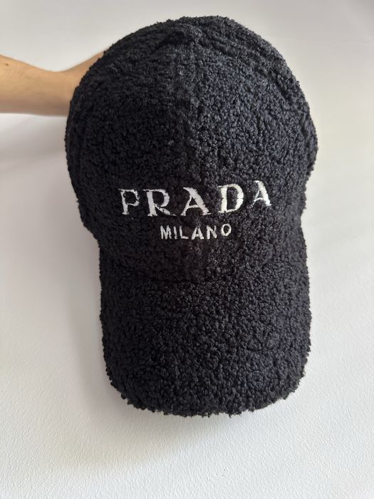 Czarna czapka prada milano