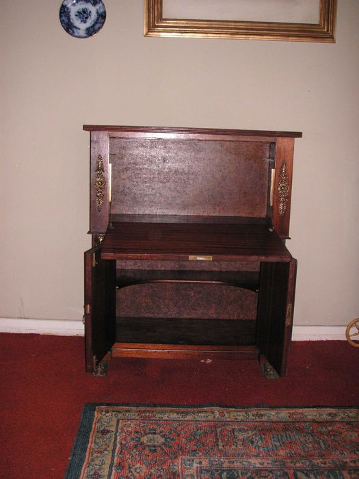 Sala Jantar -  Bar Império, Mesa Redonda de Mogno e Candeeiro Lustre