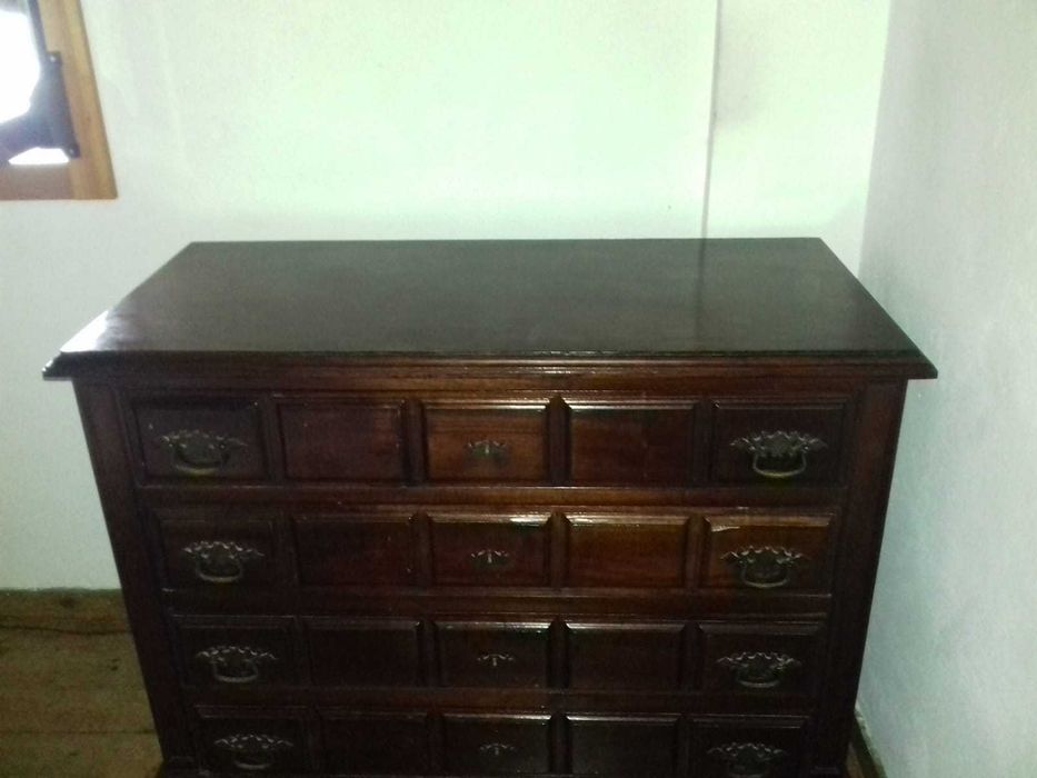 Móvel em mogno maciço.