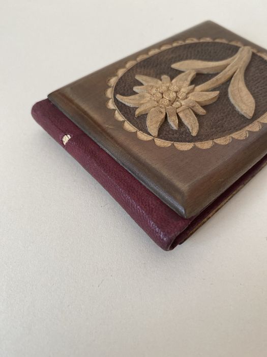 Przedwojenny pamiętnik w drewnianej oprawie