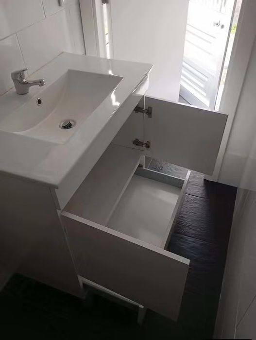 Vendo este móvel muito bonito bom estado de casa de banho