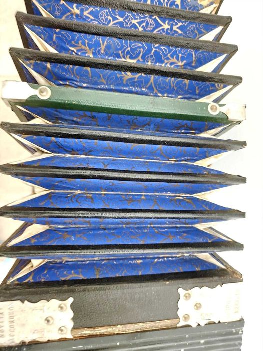 Acordeão antigo “Novität Accordeon” para restauro / decoração