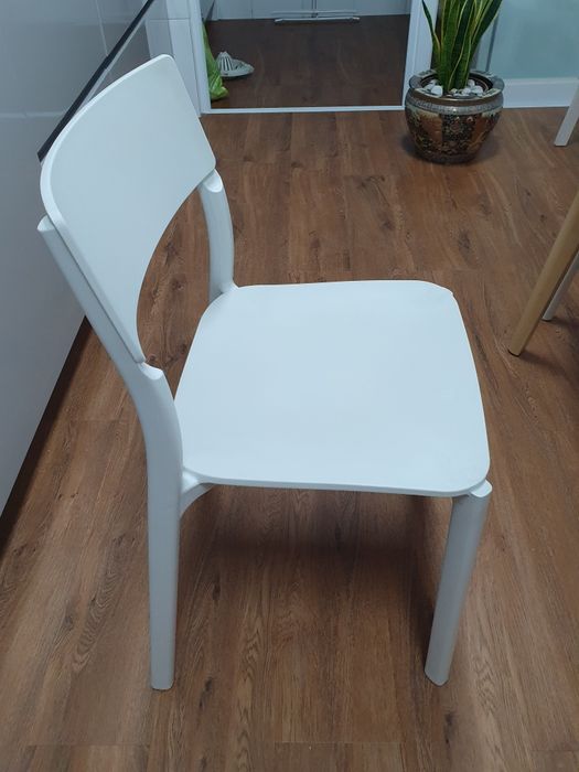 Cadeiras cor branca