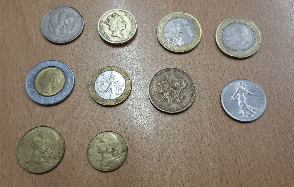 Moedas de França; Islândia; Turquia; Itália  e Inglaterra