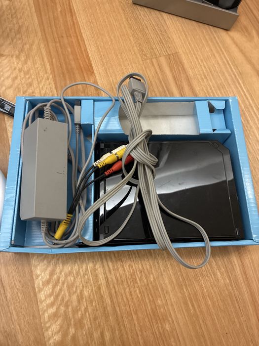 Wii na caixa original com comando e varios jogos