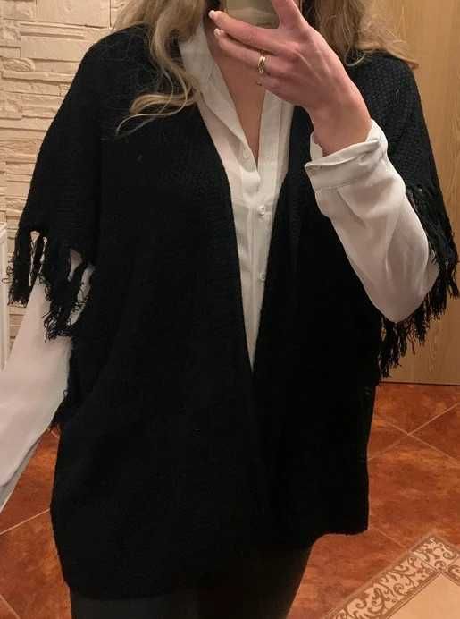 Czarny ażurowy kardigan sweter ponczo z frędzlami boho True Spirit