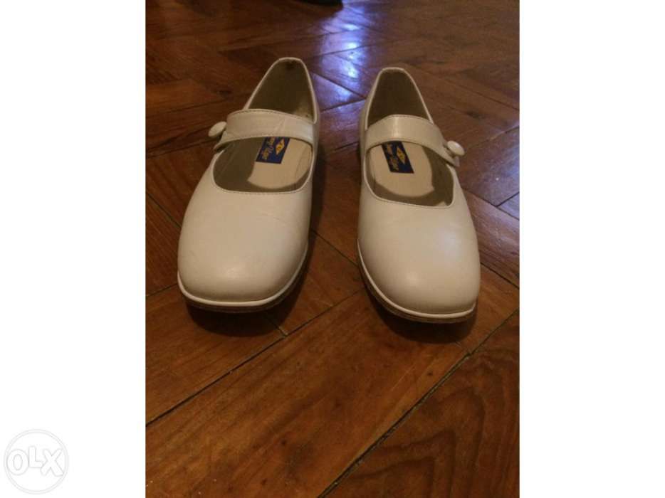 Sapatos em pele, novos, menina nº35 beje,