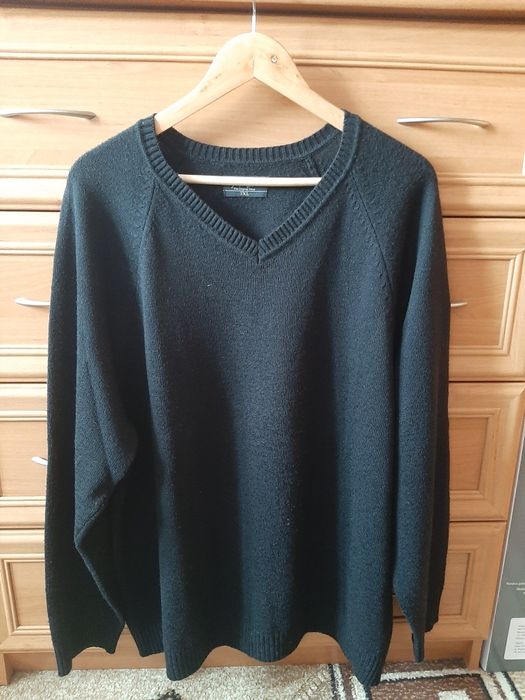 Sweter męski dekolt w serek prosty średniej grubości