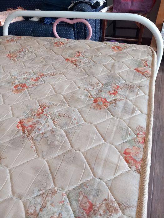 Cama em ferro de solteira