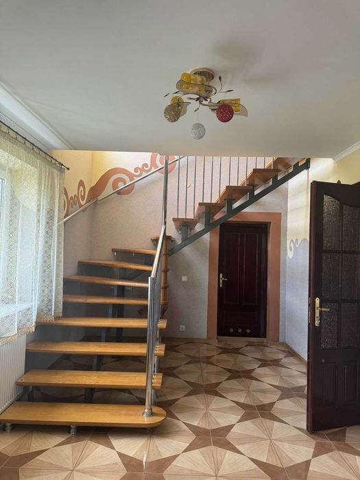 Житловий будинок та земельна ділянка 10 сот., м. Жовква