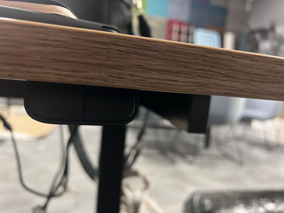 Biurko z elektryczną regulacją wysokości – blat dąb dziki – 137×67 cm